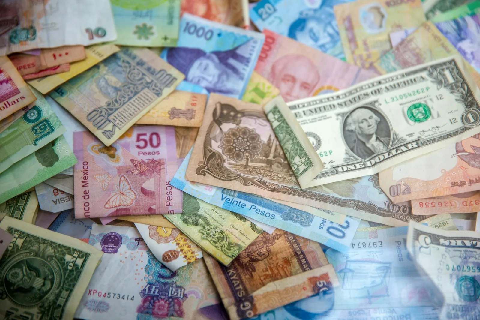Stack of Canadian hundred dollar bank notes illustrating tax-free corporate dividend extraction